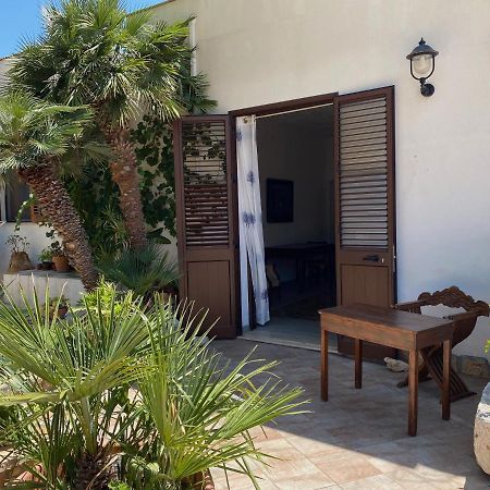 Kleines Refugium Unter Palmen. Apartment Custonaci Luaran gambar
